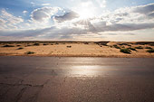穿过沙漠的公路图片素材