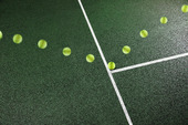 多次曝光网球在球场上弹跳图片素材