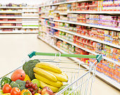 杂货店里装满水果和蔬菜的购物车图片素材
