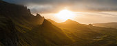苏格兰金色日出的斯凯岛高地全景图片素材