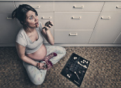 怀孕少女被发现吃巧克力图片素材