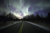 道路上的北极光图片素材