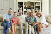 幸福的一家人坐在沙发上图片素材