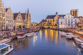 比利时，根特，老城，Korenlei和Graslei，黄昏时莱河的历史建筑图片素材