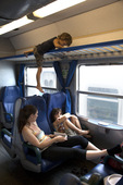 一个女人带着她的孩子在火车上图片素材