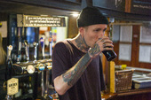 一个在酒吧喝啤酒的男人图片素材