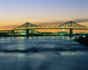 日落时分的雅克·卡地亚大桥图片素材