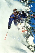 滑雪者在半空中跳跃产生雪沫图片素材