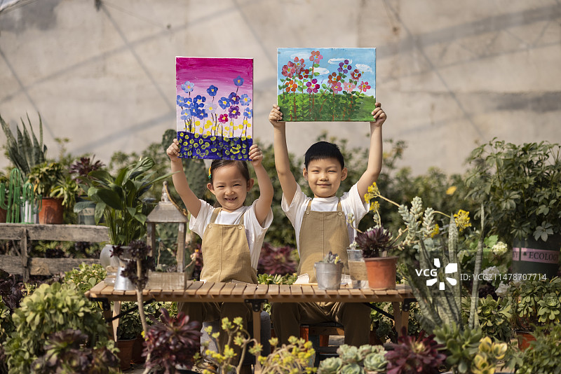 两个孩子在花园画画图片素材