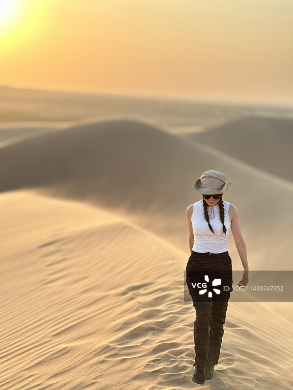 沙漠中的年轻女子图片素材