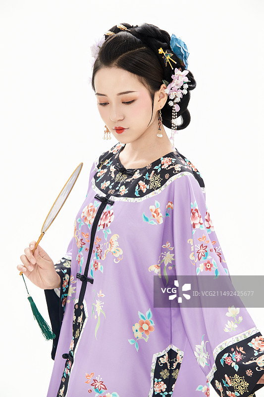 白色背景下穿着中国清朝晚清服饰的少女图片素材