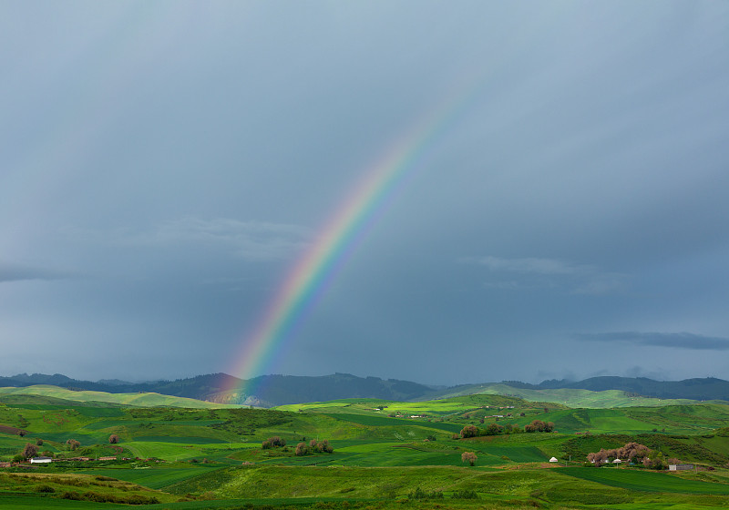 新疆草原大地上的彩虹圖片素材