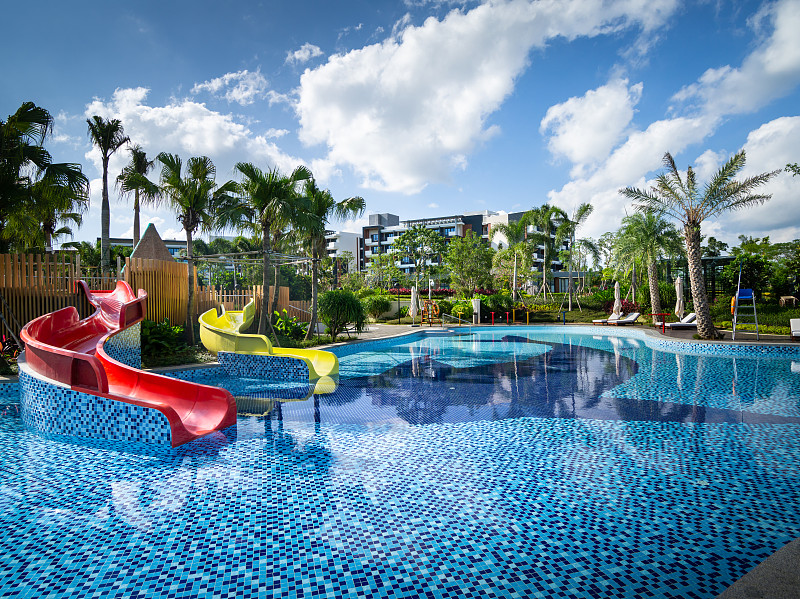海南省萬寧市希爾頓度假酒店游泳池躺椅遮陽傘圖片素材