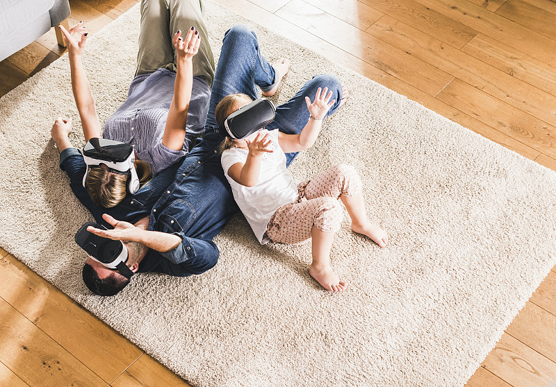 家庭在家里使用VR眼鏡圖片素材