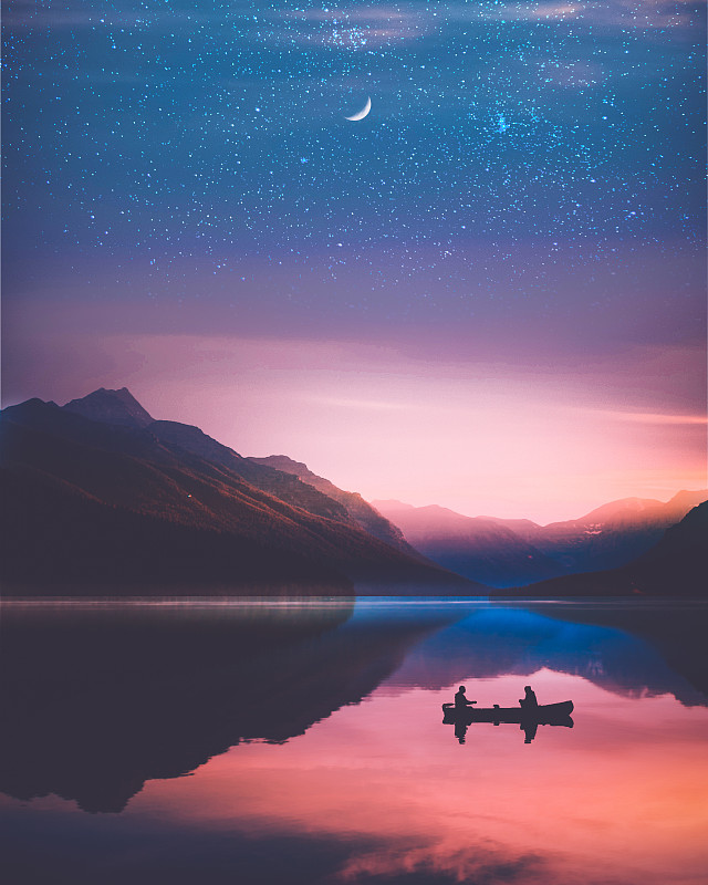 夜景中，湖面上泛舟的人們的剪影圖片素材
