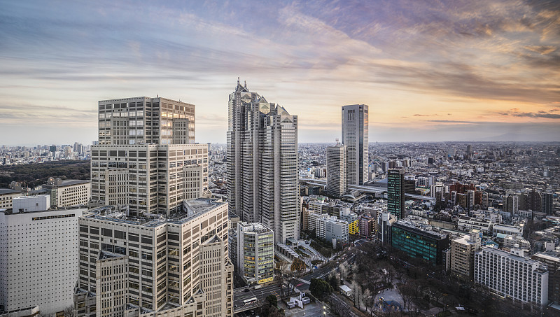 日落時分，日本東京新宿的高樓大廈。圖片素材
