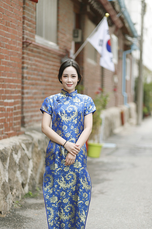 韓國首爾，一名身穿旗袍的女子在北川韓屋村的傳統民居中旅行圖片素材