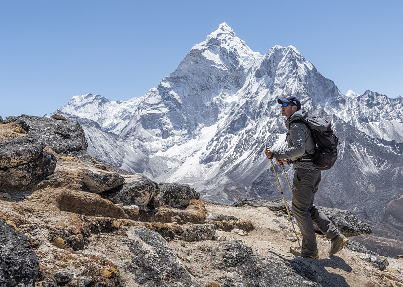 尼泊爾，昆布獨奏，珠穆朗瑪峰，在定伯車徒步的登山者圖片素材