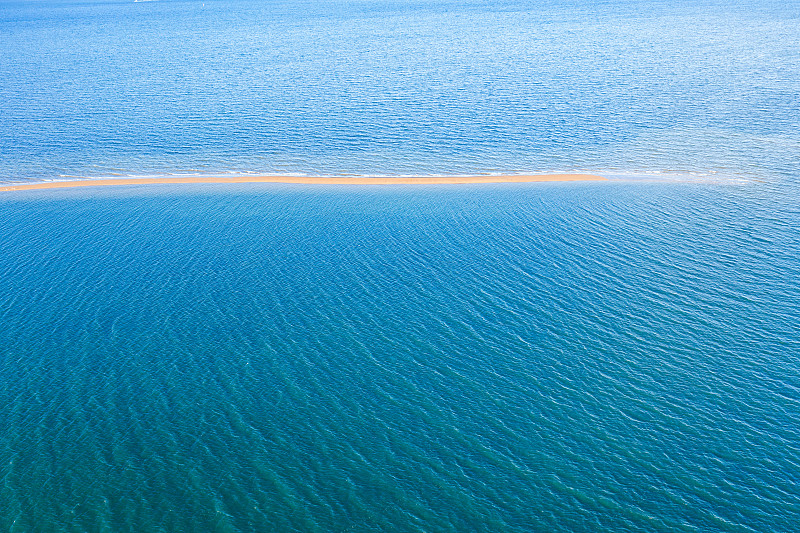 鳥瞰圖明亮干凈的海水與一個長沙洲通過中心圖片素材