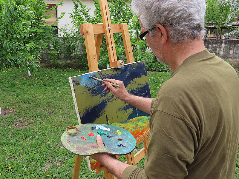 高級繪畫藝術家在后院的房子圖片素材