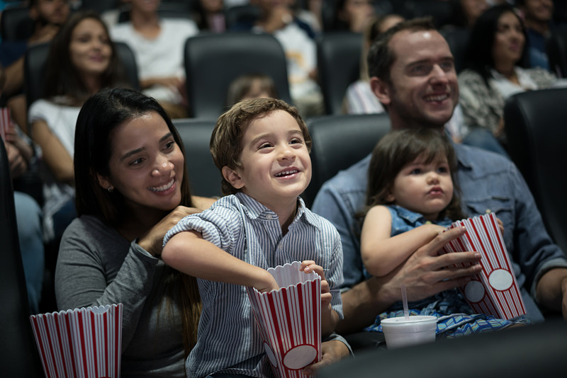 一個幸福的家庭在看電影吃爆米花圖片素材