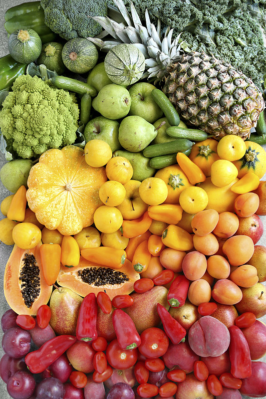 夏季梯度水果和蔬菜上的金屬背景。俯視圖圖片下載