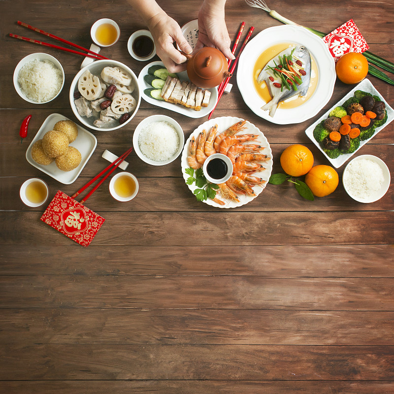平鋪中國新年團圓飯，食物和飲料。圖片素材