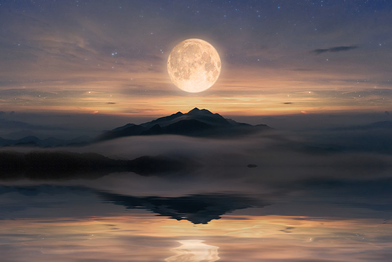 月光下的山脈圖片素材