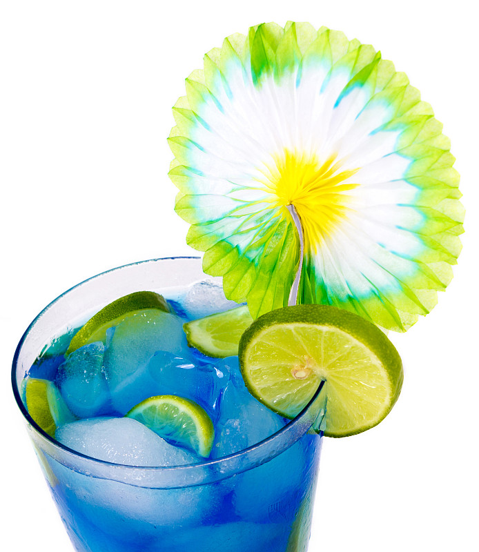 藍色瀉湖飲料的特寫與夏季裝飾在白色的背景圖片素材