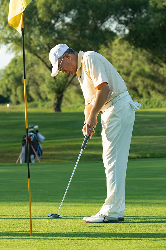 老年人在高爾夫球場打高爾夫圖片素材