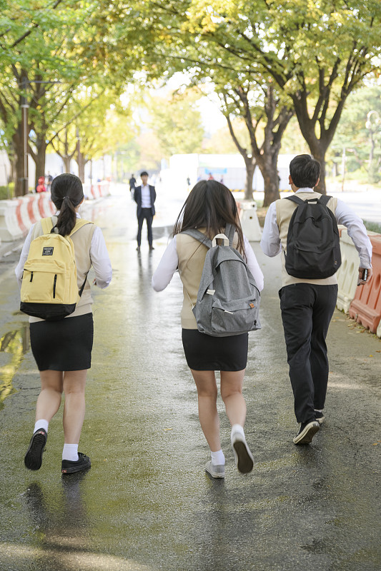 高中學生的日常生活，亞洲青少年學生穿著校服和朋友在大學287圖片素材