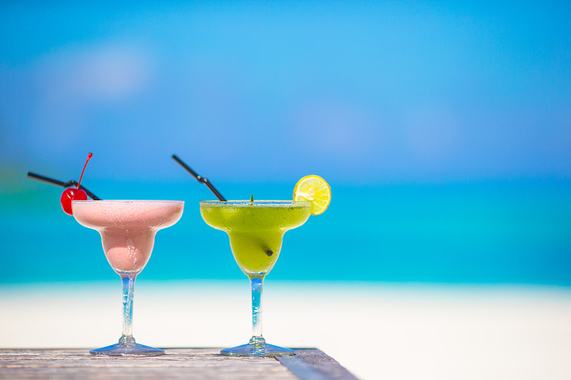 熱帶沙灘上兩杯美味的雞尾酒圖片素材