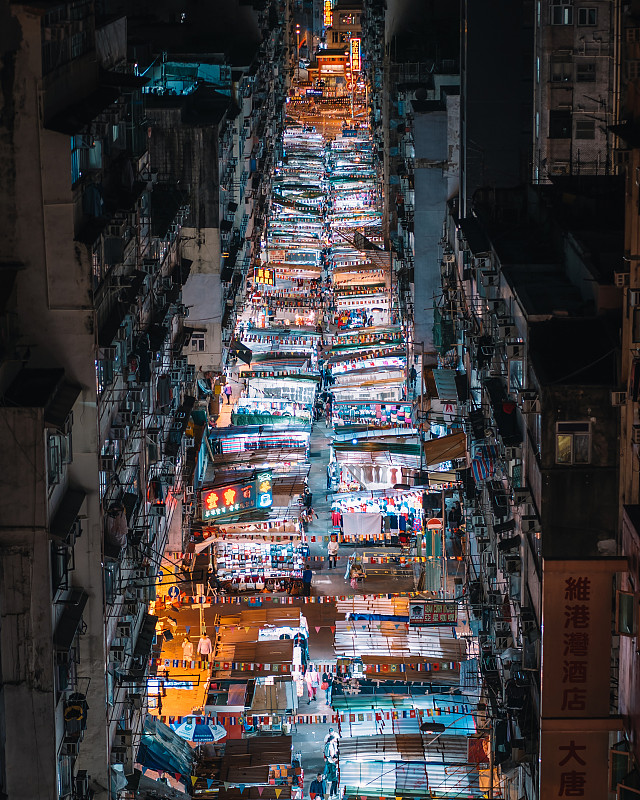 夜晚仍舊燈火通明的香港廟街圖片素材