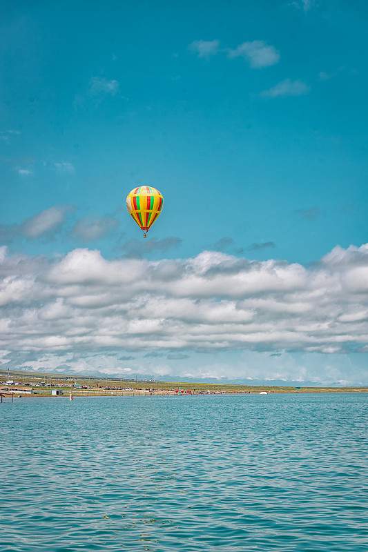 青海湖上的熱氣球圖片素材