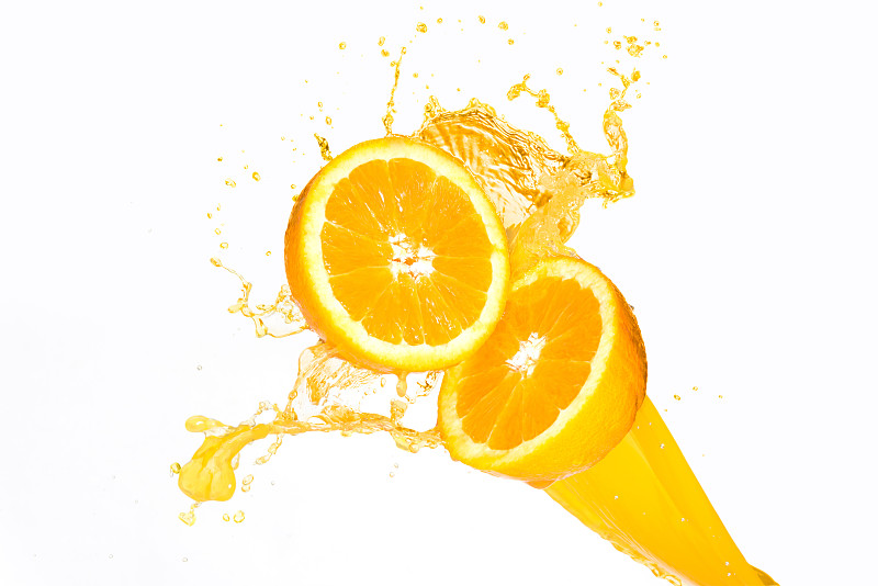 特寫的橙汁在玻璃對白色的背景圖片素材