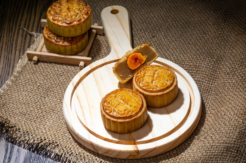 中國傳統節日，中秋佳節蛋黃蓮蓉月餅美食圖片素材