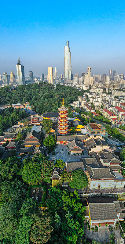 南京古寺雞鳴寺城市和天際線紫峰大廈圖片素材