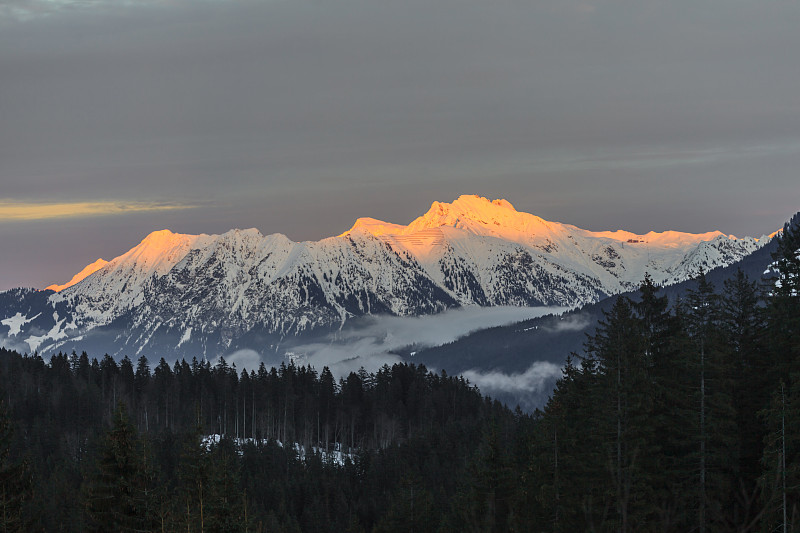 日落時白雪皚皚的山峰，奧地利克萊因瓦爾瑟塔爾圖片素材