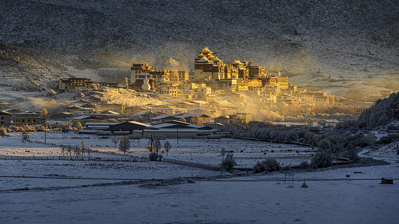 香格里拉松贊林寺·初雪圖片素材