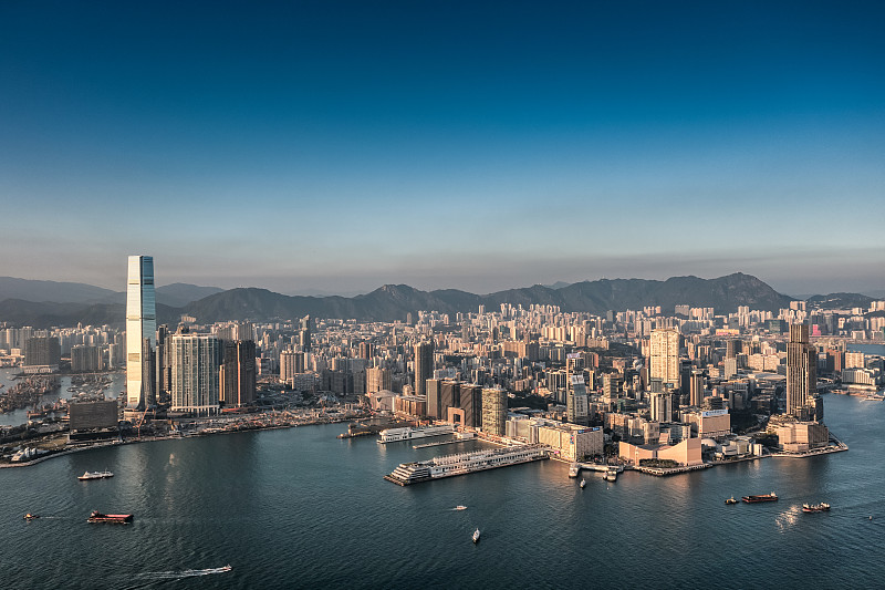 航拍視角下的香港維多利亞港-港島區城市天際線全景圖片素材