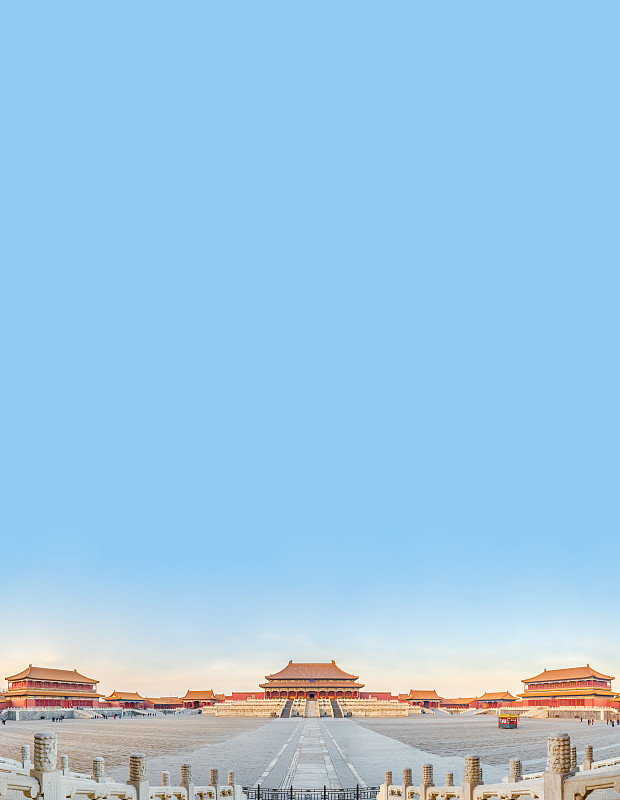 中国首都北京市，古代建筑拍摄主题，著名旅游景点，故宫里雄伟的宫殿和宽阔的广场图片下载