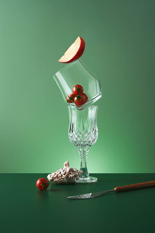 玻璃制品酒杯高脚杯在绿色背景中图片下载