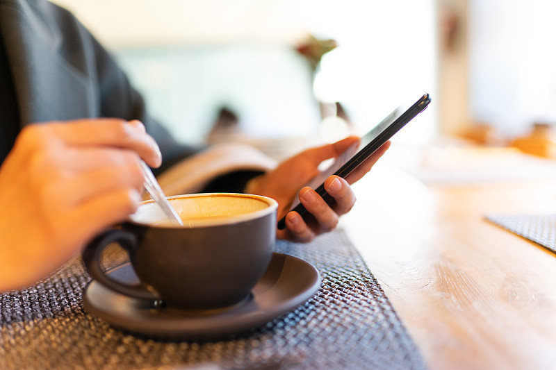 女性在咖啡廳使用手機圖片素材
