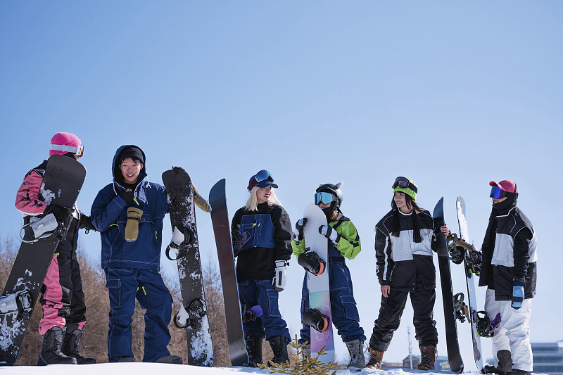 青年男女在户外滑雪场图片下载