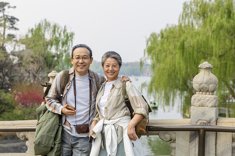 老年人City walk系列:老年夫妻在北京北海公园旅行图片下载
