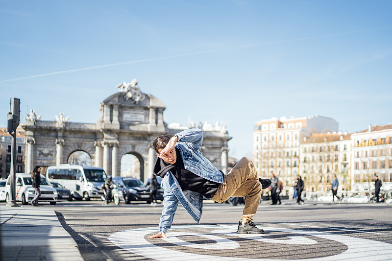 西班牙馬德里，一名嘻哈舞者正在跳舞。圖片素材