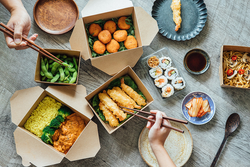 Sharing Assorted Takeaway Meal At Home圖片素材