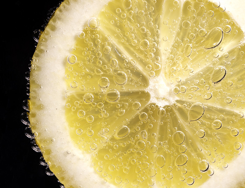 蘇打水中的檸檬片圖片素材