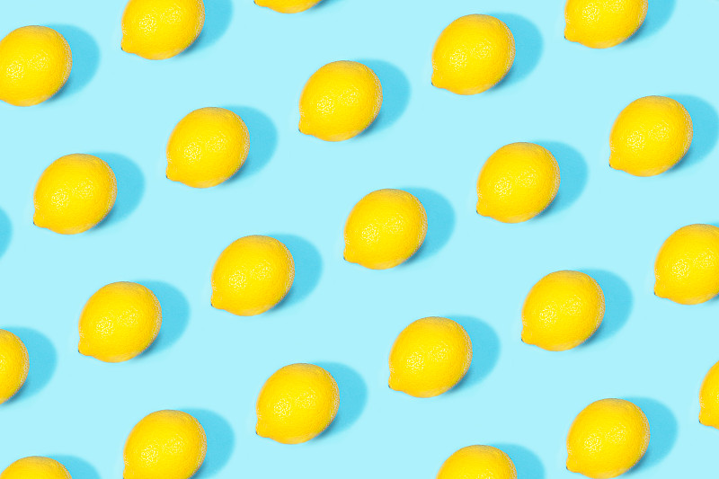 熱帶模式的檸檬柑桔在藍色的背景。圖片素材