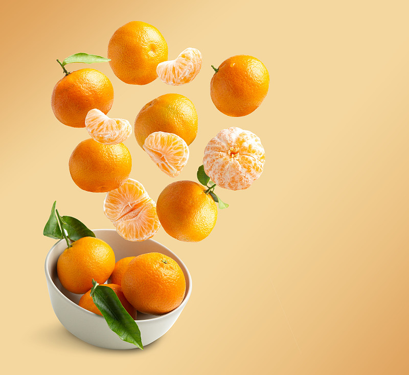 橘子飛行孤立的橙色背景與復制空間圖片素材